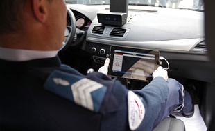 C'est à bord d'une voiture de police banalisée équipée d'un radar embarqué, comme celle-ci, que les policiers de l'Essonne ont fait un carton.