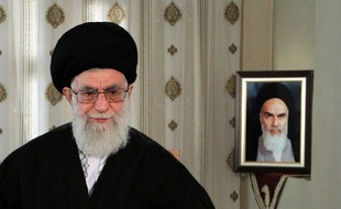 Le guide suprême iranien, l'ayatollah Ali Khamenei, a averti mardi que son pays riposterait à toute attaque lancée par Israël ou les Etats-Unis, renforçant les tensions avec les Occidentaux autour du programme nucléaire controversé de Téhéran.