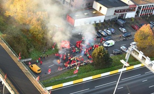 Vue aérienne de manifestants en grève contre les mesures d'austérité du nouveau gouvernement belge de droite à Anvers, le 24 novembre 2014