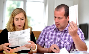 Jeune couple tenant ses comptes, illustration.