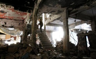 Intérieur d'un bâtiment démoli, dans le camp palestinien de Yarmouk, en Syrie, le 6 avril 2015