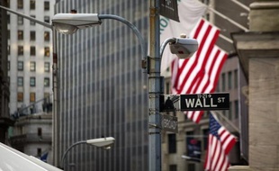 Wall Street n'est pas parvenue à confirmer lundi les records historiques atteints avant le week-end pascal, minée par la diffusion d'indicateurs américains contrastés et par le recul prononcé d'Apple: le Dow Jones a cédé 0,04% et le Nasdaq 0,87%.
