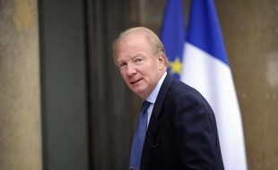 Le ministre de l'Intérieur Brice Hortefeux a jugé jeudi que la remise en liberté par un juge de Bobigny d'un trafiquant présumé trouvé en possession de drogues et d'armes, dont un fusil d'assaut, constituait "un mauvais signal pour la société".