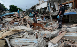 Des secouristes dans les ruines d'un hôtel à Pedernales, en Equateur, le 23 avril 2016