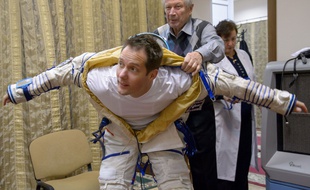 L'astronaute français Thomas Pesquet se fait aider pour enfiler sa combinaison.