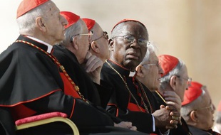 Le cardinal Francis Arinze, entouré de confrères, écoute le dernier prêche de Benoît XVI le 27 février 2013 au Vatican.