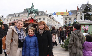 Julie, Solène et Chantal (de g.à d.) sont venues à Orléans pour l'élection de Miss France 2015, le 6 décembre 2014.