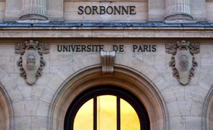 Le dixième mois de bourses promis par l'ancienne majorité aux étudiants représente un montant annuel de 150 millions d'euros non financé, a déploré jeudi le ministre du Budget Jérôme Cahuzac dans une interview à l'AFP, entre autres "impasses" budgétaires du gouvernement Fillon.