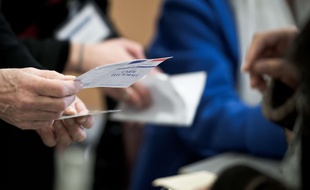 Dans les bureaux de vote, l'ambiance est «intense».