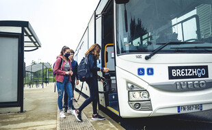 Illustration d'un car scolaire du réseau BreizhGo.