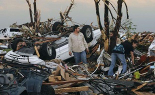 Des habitants sur les ruines de leur maison à Joplin (Missouri), le 22 mai 2011.