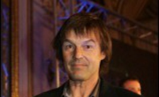 L'animateur Nicolas Hulot a prôné lundi sur i-Télé la création d'un poste de vice-Premier ministre chargé du développement durable, après avoir dans la journée demandé aux préfets une "mobilisation générale" en faveur de l'environnement.