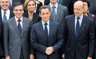 L'ancien Premier minisitre François Fillon (g) aux côtés de l'ex président de la République Nicolas Sarkozy (c) et l'ancien ministre des Affaires Etrangères Alain Juppé (d) sur le péron du palais de l'Elysée à Paris le 17 novembre 2010