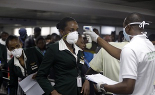 Un test de température à l’aéroport de Lagos au Nigeria le 4 mars 2020.