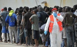 Le navire italien "Vega" arrive dans le port de Reggio Calabria avec plus de 600 migrants à bord le 29 mai 2016