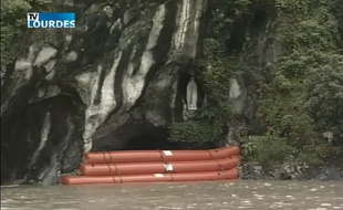 La grotte de Lourdes protégée par un barrage flottant le mercredi 13 juin 2018.