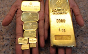 Illustration de différents lingots d'or, le 19 août 2010 à Jakarta (Indonésie).
