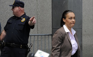 La journaliste Laurence Haïm à la sortie du procès Madoff, à New York, en juin 2009.
