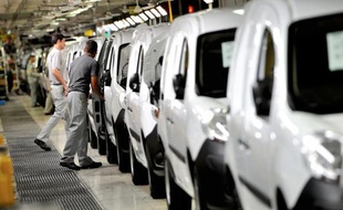 Une ligne de production à l'usine MCA de Maubeuge, filiale de Renault, en 2012