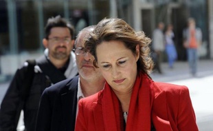 Ségolène Royal a expliqué mercredi soir à La Rochelle ne pas avoir réagi à chaud au tweet de Valérie Trierweiler soutenant son adversaire car "le coup était trop violent", comparant dans Libération "la trahison politique" du dissident Olivier Falorni à celle d'Eric Besson en 2007.