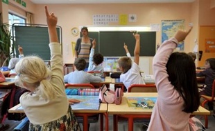 Les principaux syndicats du primaire jugent que ces évaluations sont organisées trop tôt dans l'année et qu'elles ne donneront pas une image réelle des acquis des élèves. Au-delà, ils craignent une mise en concurrence des écoles et une utilisation des résultats pour déprécier le travail des maîtres.