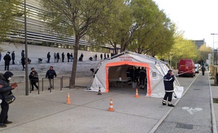Les pompiers de Marseille ont installé leur poste de tri à l'aube, ce jeudi matin.