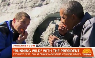 Barack Obama mange du saumon avec Bear Grylls en 2015.