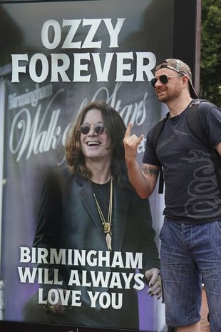 « Birmingham t’aimera éternellement », clame cette affiche installée par la Ville, résolument fière d’avoir vu naître « Le Prince des ténèbres ».