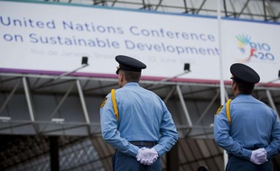 Des policiers devant le centre de conférences Riocentro, à Rio de Janeiro, qui accueille le sommet des Nations unies sur l'environnement du 20 au 22 juin 2012.