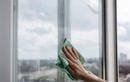 L’ingrédient surprenant qui révolutionne l’entretien des surfaces vitrées