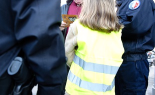 Un enfant et des policiers. (Illustration)