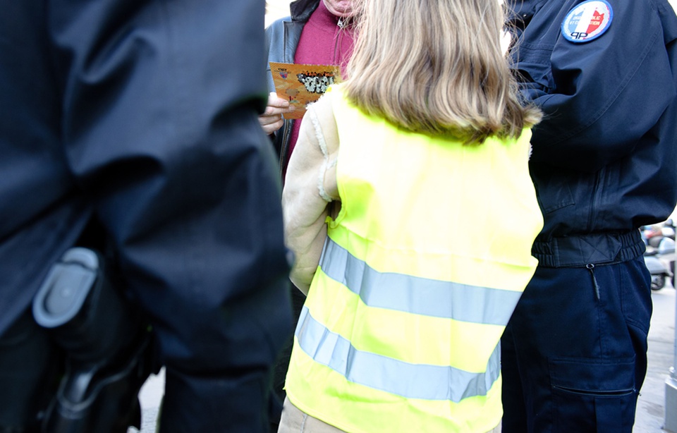 Lyon : Un garçon de 3 ans retrouvé en pyjama, au bord de la route 960x614_enfant-policiers-illustration