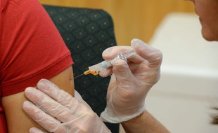 Une femme se fait vacciner contre la grippe, en septembre 2016 au Texas.