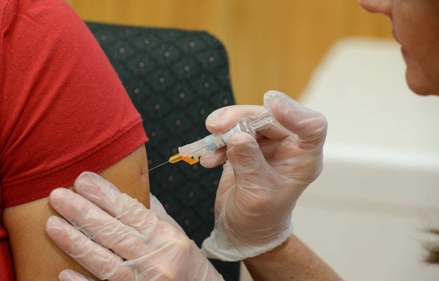Les stocks de vaccins contre la grippe presque épuisés 640x410_femme-fait-vacciner-contre-grippe-septembre-2016-texas