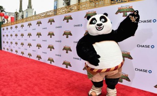 Le personnage de Po le panda, assiste à la première du film d'animation Kung Fu Panda, dernier né des studios DreamWorks à Hollywood, le 16 janvier 2016