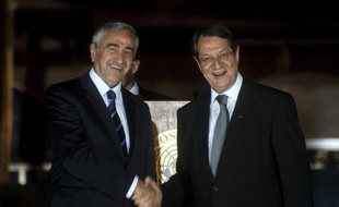 Le président de la République de Chypre Nicos Anastasiades et le dirigeant chypriote-turc Mustafa Akinci le 11 mai 2015 à Nicosie