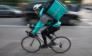 Un livreur à vélo travaillant pour la société Deliveroo.