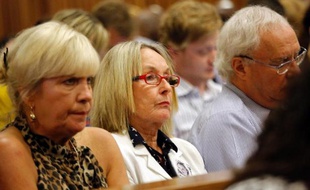 June Steenkamp, la mère de Reeva, le 8 avril 2014 lors de la déposition d'Oscar Pistorius à la barre du tribunal de Pretoria