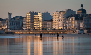 La plage et le remblai des Sables d'Olonne (Vendée).