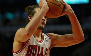 Joakim Noah a vécu l'une des plus belles soirées de sa carrière en signant jeudi un "triple double", son troisième en NBA, avec notamment l'incroyable total de 11 contres lors de la victoire de Chicago contre Philadelphie (93-82).