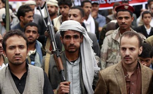 Un partisan du mouvement chiite houthi mâche du qat, lors d'une manifestation à Sanaa, le 8 mai 2015