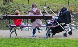 Une mère et ses deux enfants (Illustration).