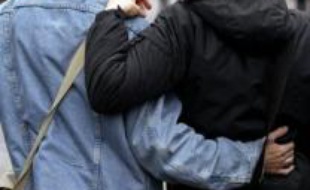 La "lutte contre l'homophobie piétine", a estimé vendredi l'association SOS-Homophobie, qui s'est inquiétée d'une "radicalisation" de ce sentiment hostile, "surtout chez les très jeunes", à la veille de la 4ème journée mondiale contre l'homophobie.