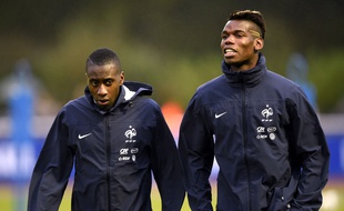 Blaise Matuidi et Paul Pogba lors d'un entraînement de l'équipe de France de football le 6 octobre 2014.