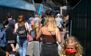 Des Français sortant d'un train en vacances, illustration