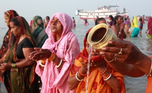 Des femmes indiennes dans les eaux de l'île de Gangasagar, à 160 km de Calcutta.