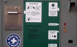 Un distributeur de seringues stériles à Paris (Illustration).