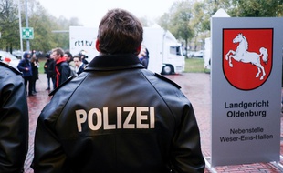 Un officier de police devant la salle où se tient le procès à Oldenburg en Allemagne, le 30 octobre 2018.