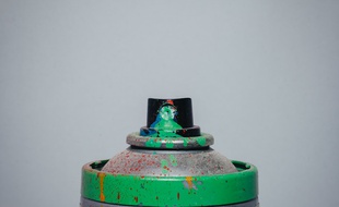 Une bombe de peinture verte. Illustration.