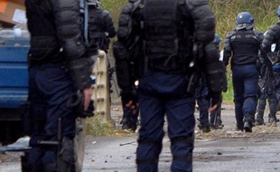 Quatre personnes, dont deux mineurs, ont été blessées mardi matin dans une fusillade après une nuit de beuverie dans un quartier populaire de Nouméa, en Nouvelle-Calédonie, où les ventes d'armes ont fortement augmenté ces dernières années.